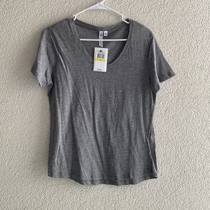 Women’s medium cable and gauge gray T-shirt